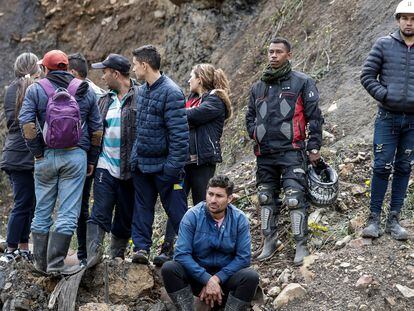 Colegas y familiares de los mineros atrapados esperan información sobre sus seres queridos después de la explosión en Cucunubá (Colombia), este 20 de abril.