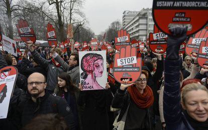Manifestación en Varsovia contra la reforma que propone endurecer aún más la ley del aborto en Polonia, el pasado marzo.