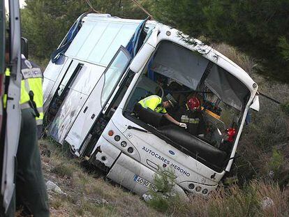 Un guardia civil y un bombero trabajan en el interior del autobús siniestrado en la AP-7 a la altura de Oropesa.