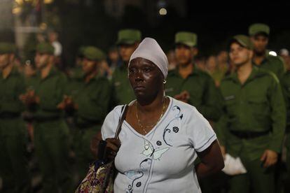 Una mujer y un grupo de hombres uniformados escuchan un poema dedicado a Fidel Castro, en la Plaza de la Revolución.  