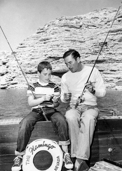 El actor Errol Flynn con su hijo Sean durante una vacaciones en Las Vegas en 1951.