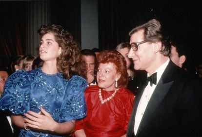 Brooke Shields, Regine e Yves Saint Laurent en Nueva York en 1983.