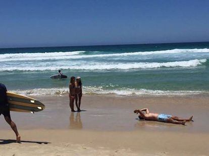 "Tíos, estas dos chicas me han tumbado hoy en la playa", bromea el fotógrafo.