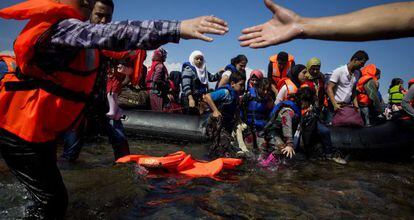 Refugiados llegan a la isla griega de Lesbos, hoy 