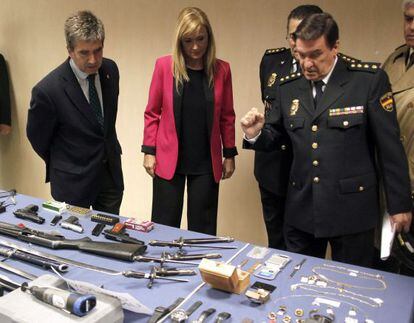 De izquierda a derecha, Cosid&oacute;, Cifuentes y Alfonso Fern&aacute;ndez D&iacute;ez, dan cuenta de una operaci&oacute;n policial en marzo de 2013