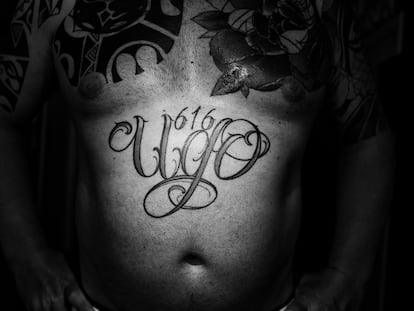 Enzo Russo, el padre de Ugo, luce el tatuaje en recuerdo de su hijo muerto. 