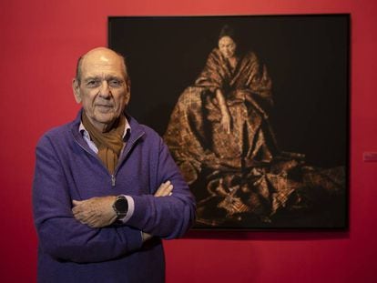 El coleccionista peruano Jan Mulder, delante de una de sus obras expuestas en la Casa de América, en Madrid.
