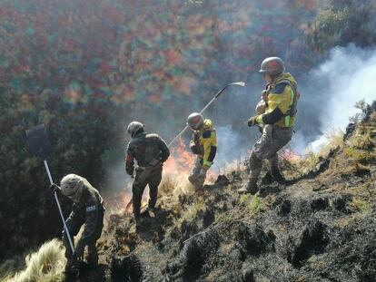 Bomberos combaten incendios forestales en Bolivia, en una imagen compartida en redes sociales por el presicente Luis Arce.