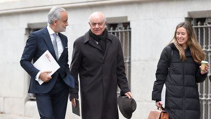 El expresidente del BBVA Francisco González, en el centro de la imagen, llega este viernes a la Audiencia Nacional para declarar en el 'caso Villarejo' acompañado de sus abogados.