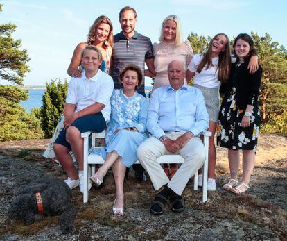 De izquierda a derecha, y de arriba a abajo, la princesa Marta Luisa, el heredero Haakon y su esposa, Mette-Marit, la princesa Ingrid Alexandra, Maud Angelica Behn, el príncipe Sverre Magnus, la reina Sonia y el rey Harald V de Noruega, en el 45º cumpleaños del príncipe Haakon, en julio de 2019 en Magero, Noruega.