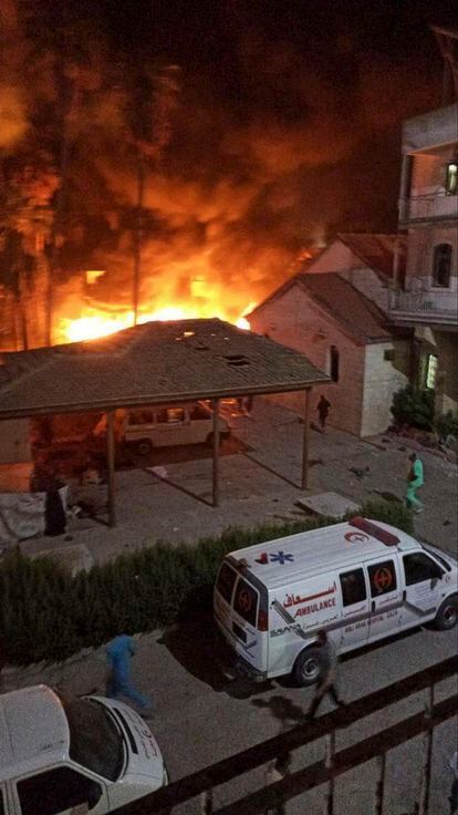 Llamas en el hospital Al Ahli tras el bombardeo.
