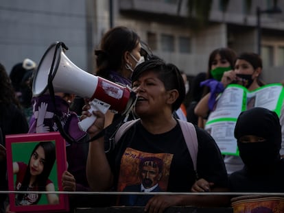 Una mujer grita en un megáfono durante una protesta en las calles de Ciudad de México, en 2020.