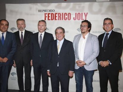 Desde la izquierda, David Fernández, director del 'Diario de Cádiz'; el pintor Hernán Cortés; José Joly; Augusto Delkáder; José María González, 'Kichi', alcalde de Cádiz, y Sergio Corral, director de la Fundación Unicaja.