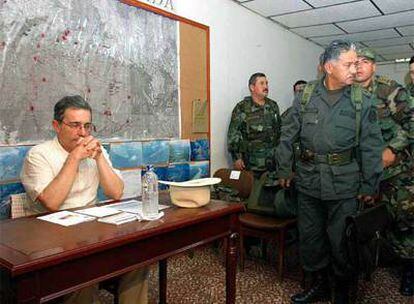 Uribe preside un consejo de seguridad en la localidad colombiana de Granada en 2005, tras la muerte de 28 militares en un choque con las FARC.
