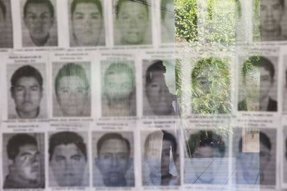 Vitrina con las fotografías de algunos de los 43 estudiantes de Iguala desaparecidos