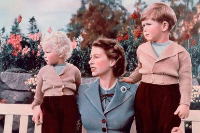 Con su madre y su hermana, la princesa Ana, en 1952.