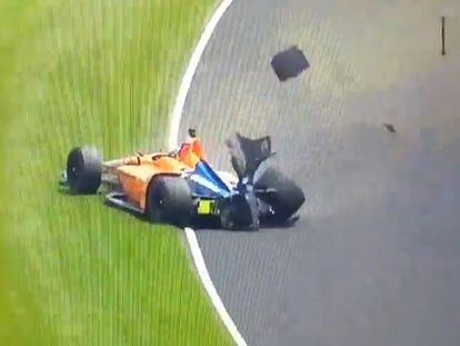 El coche de Fernando Alonso, en el momento del accidente.