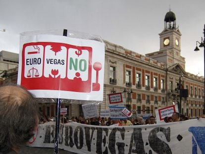 Protesta de Eurovegas No, frente a la sede de la Comunidad, en septiembre de 2012