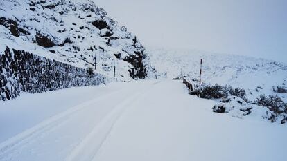 Imagen de uno de los accesos al Teide, esta mañana. La foto ha sido cedida por el Cabildo de Tenerife.