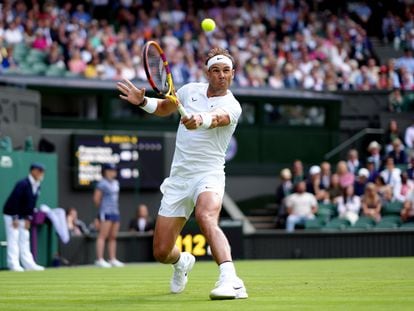 Nadal devuelve de revés durante el partido contra Cerúndolo.