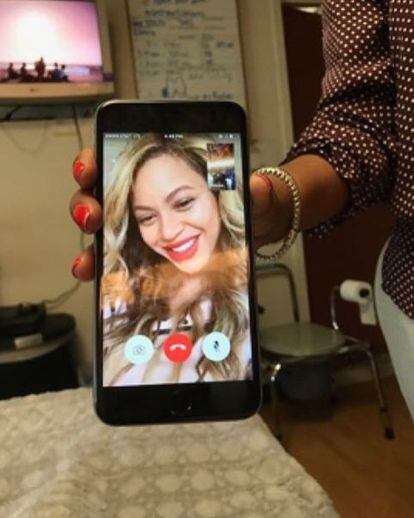 Beyoncé llamó hace unos días a una fan que lucha contra el cáncer. La joven, Ebony Banks, comenzó un movimiento en redes sociales con la etiqueta #EbobMeetsBeyonce con la intención de captar la atención de la cantante y cumplir su objetivo: conocerla. Y así fue finalmente. La diva le hizo feliz con una llamada de Facetime de la que dejó constancia la cuenta de Instagram @beylite con una fotografía del momento.