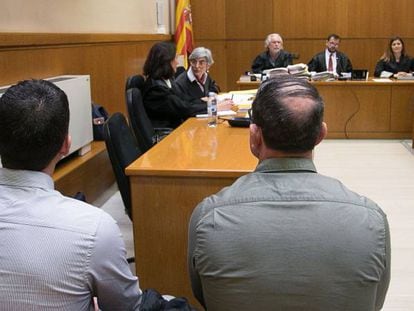 Los dos mossos imputados en el banquillo de los acusados.