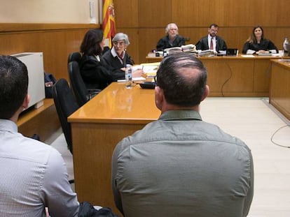 Els dos mossos imputats al banc dels acusats.