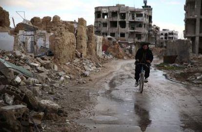 Un sirio se mueve en bicicleta en el barrio de Hazeh, al este de la capital, Damasco.