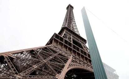Vistas de la nueva barrera de seguridad que rodeará la Torre Eiffel para blindarla ante posibles atentados.
