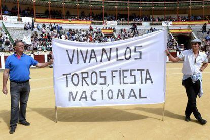 M&aacute;s de cinco mil aficionados han reivindicado en Valladolid, durante una manifestaci&oacute;n, su derecho a disfrutar con la tauromaquia.