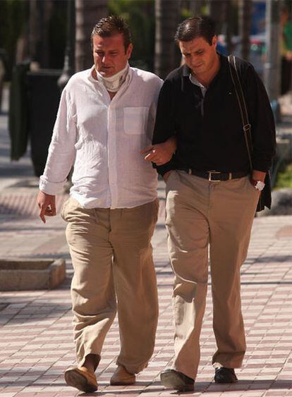 Jesús Gil Rubio, a la izquierda, tras el accidente de Torremolinos.