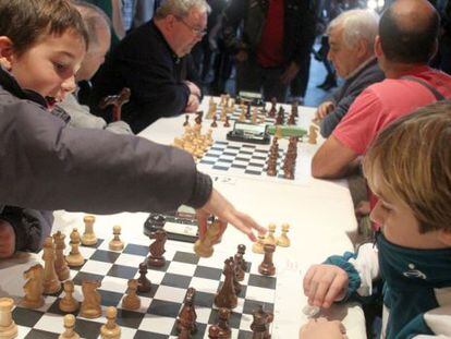 Ni&ntilde;os jugando al ajedrez en La Alh&oacute;ndiga de Bilbao.  