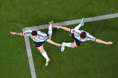 Messi celebra el gol marcado junto a Julián Álvarez.