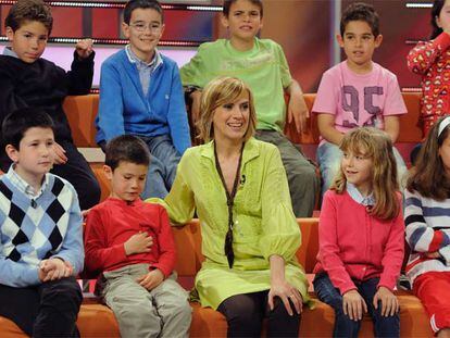 Gemma Nierga, con algunos de los niños que participan en el debate <i>Ya te vale</i>.