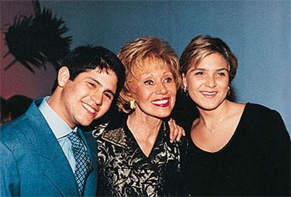 Ernestina Herrera de Noble, propietaria del diario <b></b><i>Clarín,</i> con sus hijos, Marcela y Felipe, en una foto de archivo.