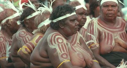 Mujeres de un grupo de danza aborígen en Australia.