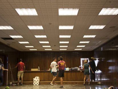 Simpatizantes del grupo de ultraderecha en el edificio que han okupado, en el 72 de la calle de Príncipe de Vergara, en el barrio Salamanca.