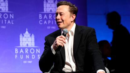 Elon Musk responde a las preguntas del empresario Ron Baron en su conferencia anual, en Nueva York, el 4 de noviembre.