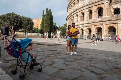 Turistas en frente del Coliseo de Roma, este miércoles.