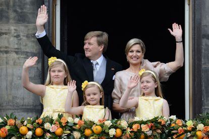 El nuevo rey, Alejandro junto a su esposa, Máxima y sus tres hijas.