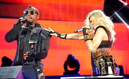 Los cantantes Will.I.Am y Fergie durante un concierto ben&eacute;fico del grupo &#039;The Black Eyed Peas&#039; en Nueva York. 