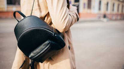 Cinco mochilas negras para mujer estilosas y resistentes