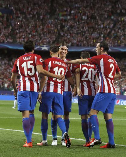El centrocampista belga del Atlético de Madrid Yannick Ferreira-Carrasco (2i) celebra su gol con sus compañeros.