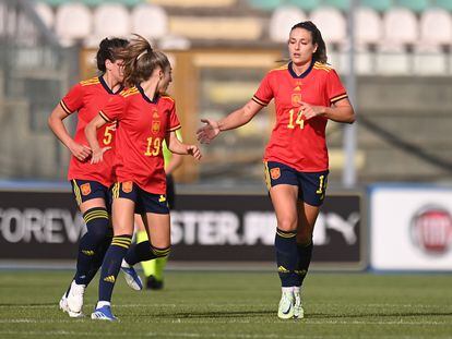 Alexia Putellas celebra su gol con Olga Carmona y Ivana Andrés durante un partido amistoso ante Italia el pasado viernes.