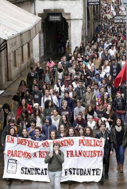 Varios centenares de estudiantes recorren las calles de Santiago de Compostela, Galicia, en la segunda jornada de huelga convocada por el Sindicato de Estudiantes para protestar por la situación de la Enseñanza Pública, esta mañana en Santiago de Compostela.