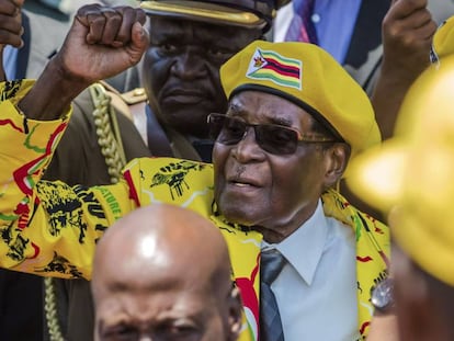 Mugabe saluda a sus partidarios tras la destitución del vicepresidente Mnangagwa, el pasado 8 de noviembre en Harare.