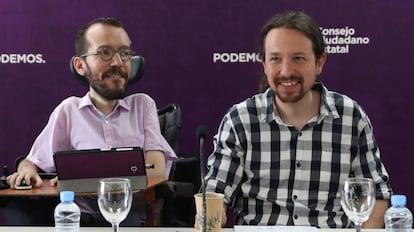 Fotografía de archivo del pasado 6 de mayo del líder de Pablo Iglesias, y Pablo Echenique, en Madrid. 