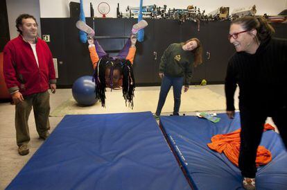 Lluís Vives y su familia en la clase de circo de su hija pequeña en el Ateneu de Nou Barris.