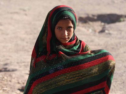 Una niña desplazada interna vive en un refugio temporal en Herat, Afganistán, donde recientemente han comenzado las conversaciones de paz entre el Gobierno y los talibanes.