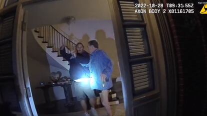 Un fragmento del vídeo en el que un hombre ataca con un martillo al marido de Nancy Pelosi.
